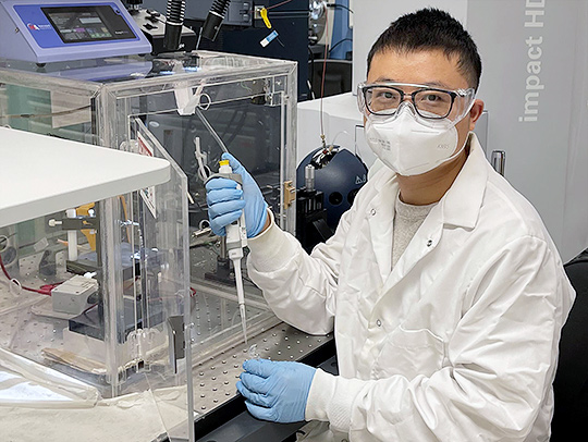 Jie Li in Lab