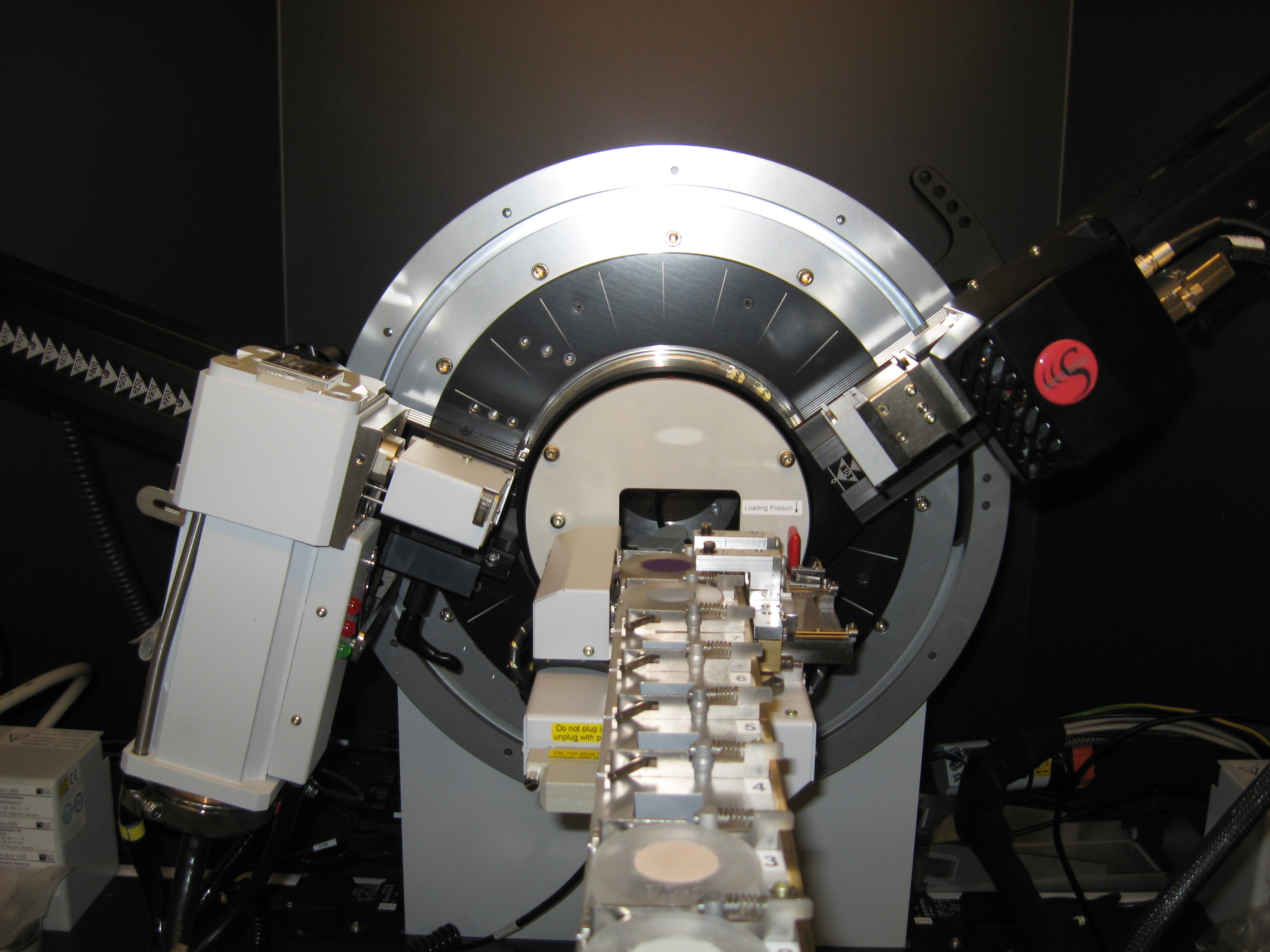 D8 Advance diffractometer with LynxEye and SolX