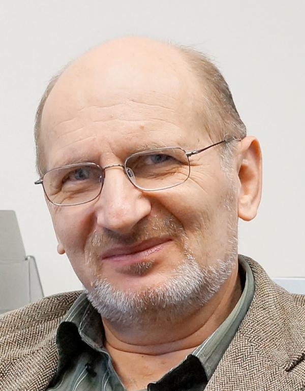 Peter Zavalij headshot