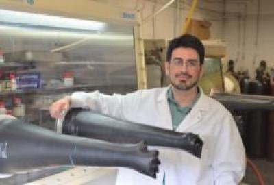 Associate Professor Efrain Rodriguez in a lab 