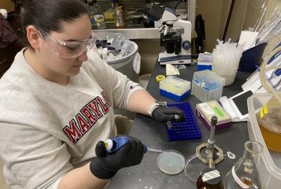 Emma Neiswender doing labwork