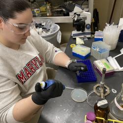Emma Neiswender doing labwork